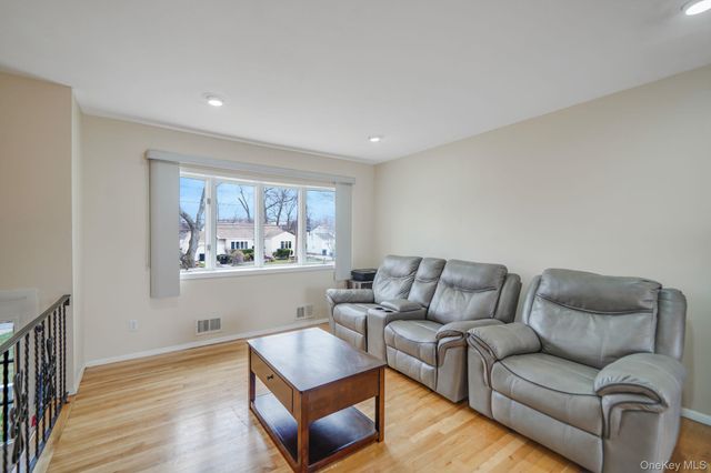 70 Boulevard Avenue, West Islip, NY 11795