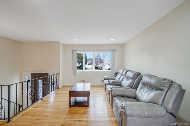 70 Boulevard Avenue, West Islip, NY 11795