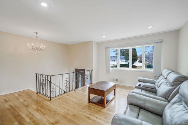 70 Boulevard Avenue, West Islip, NY 11795