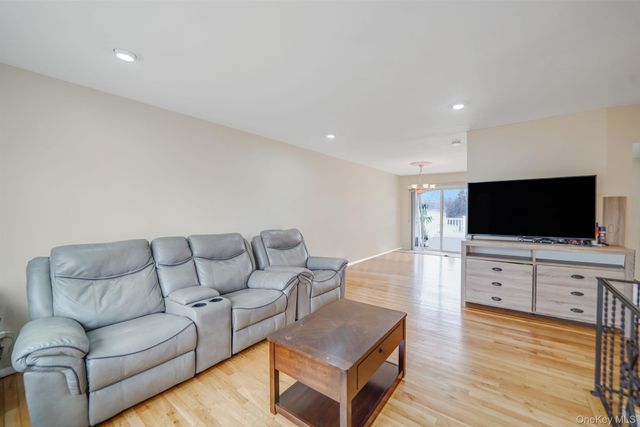 70 Boulevard Avenue, West Islip, NY 11795