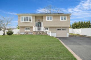 70 Boulevard Avenue, West Islip, NY 11795