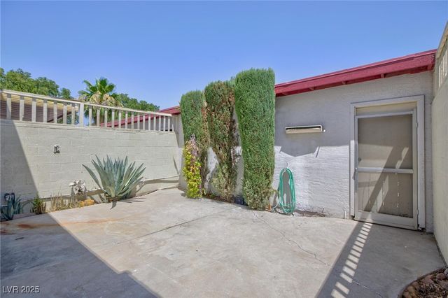 171 Greenbriar Townhouse Way, Las Vegas, NV 89121