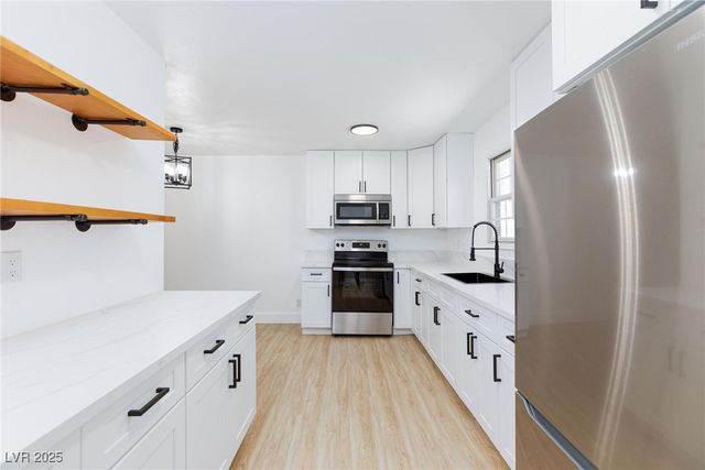 171 Greenbriar Townhouse Way, Las Vegas, NV 89121