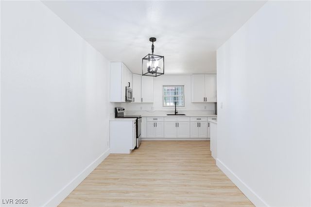 171 Greenbriar Townhouse Way, Las Vegas, NV 89121