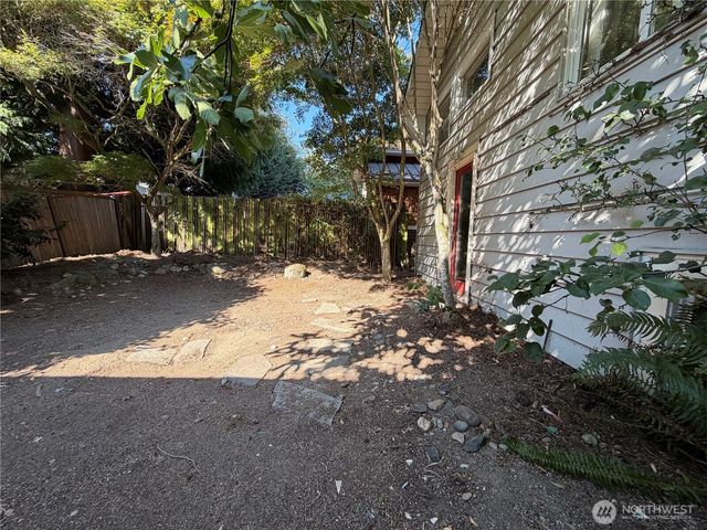 1211 N 50th Street, Seattle, WA 98103
