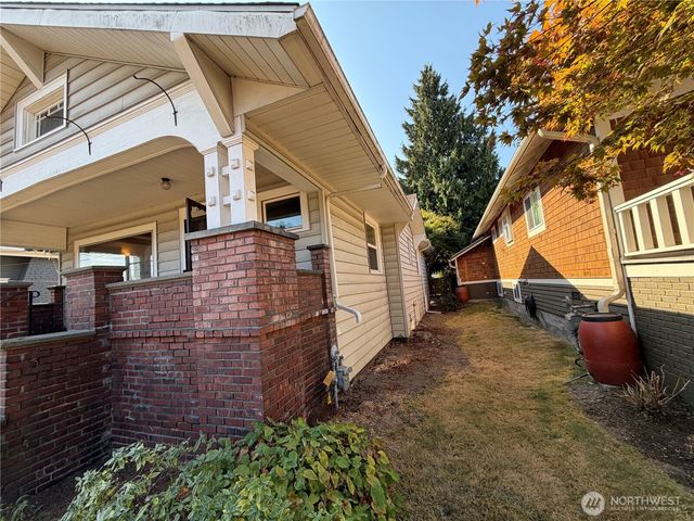 1211 N 50th Street, Seattle, WA 98103