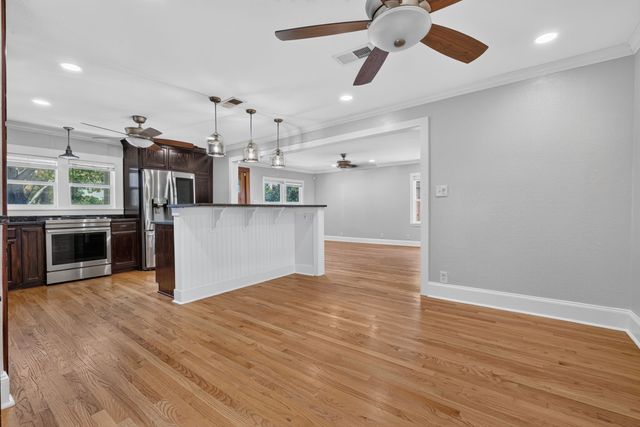 613 E Worth Street, Grapevine, TX 76051