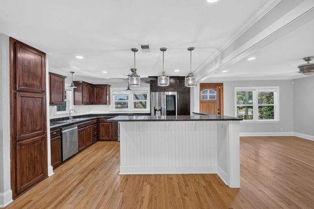 613 E Worth Street, Grapevine, TX 76051