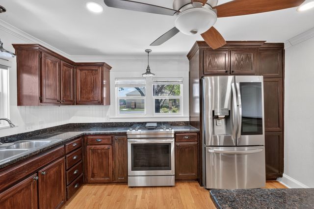 613 E Worth Street, Grapevine, TX 76051