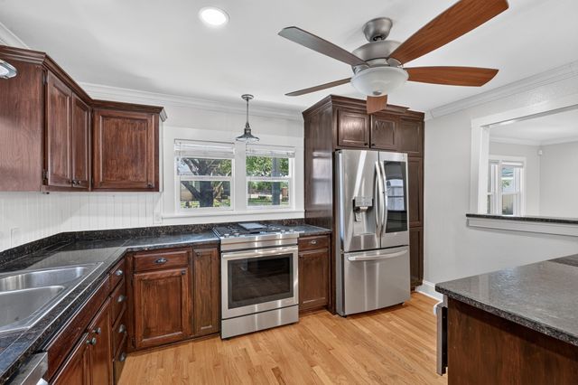 613 E Worth Street, Grapevine, TX 76051