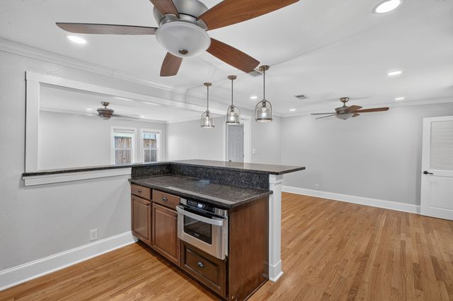 613 E Worth Street, Grapevine, TX 76051