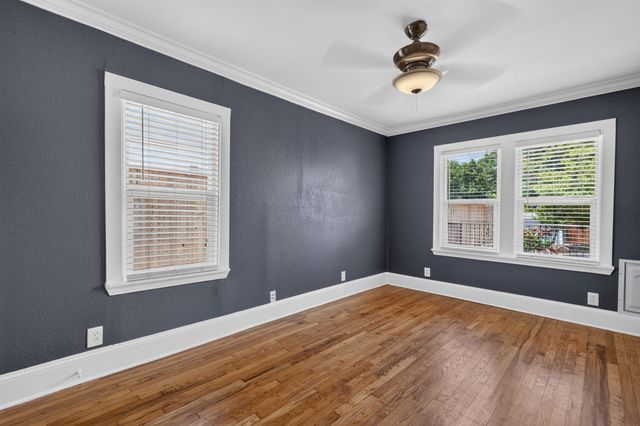 613 E Worth Street, Grapevine, TX 76051