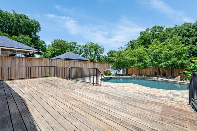 613 E Worth Street, Grapevine, TX 76051