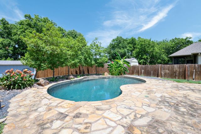 613 E Worth Street, Grapevine, TX 76051