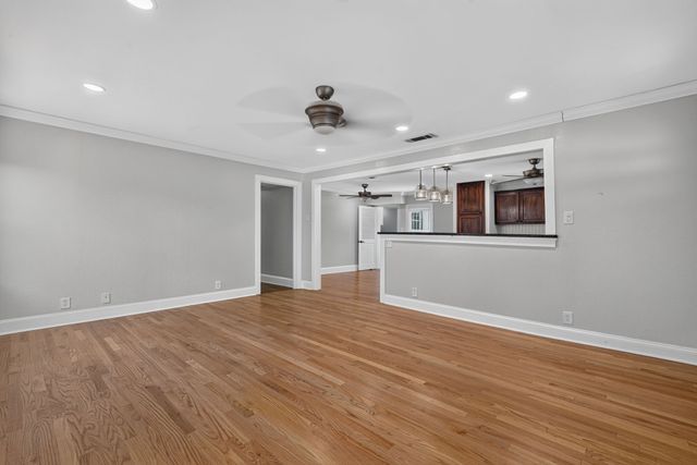 613 E Worth Street, Grapevine, TX 76051