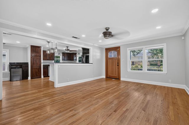 613 E Worth Street, Grapevine, TX 76051