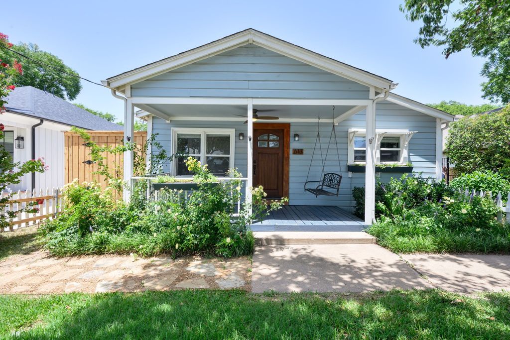 613 E Worth Street, Grapevine, TX 76051