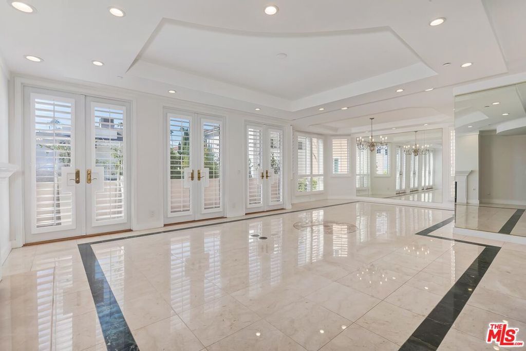 121 N Almont Drive 205, Beverly Hills, CA 90211 — exterior