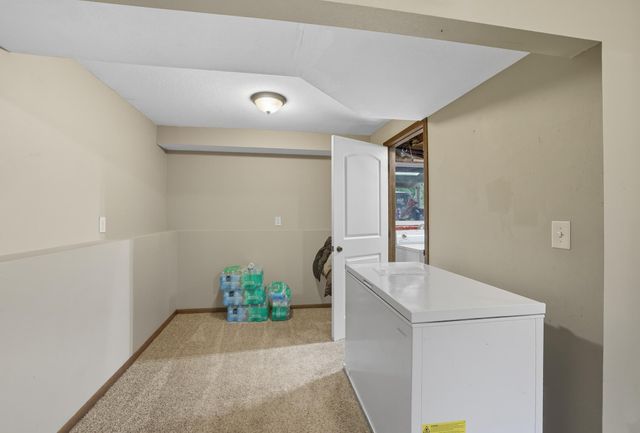 6456 Edgewood Avenue N, Brooklyn Park, MN 55428