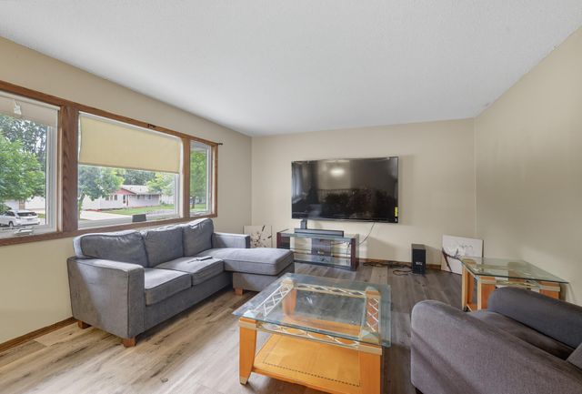 6456 Edgewood Avenue N, Brooklyn Park, MN 55428