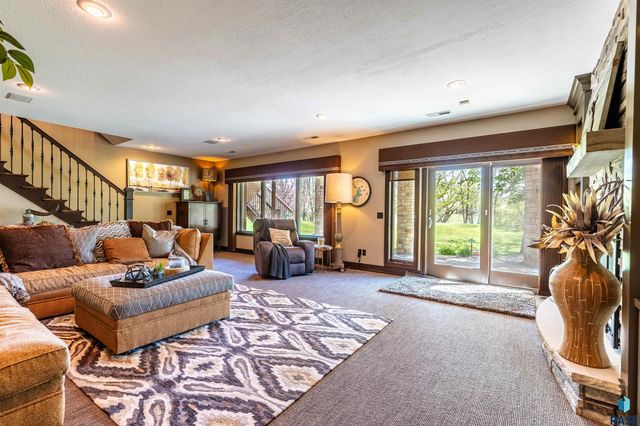 905 Ralph Rogers Rd Road, Sioux Falls, SD 57108