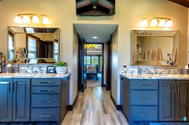 905 Ralph Rogers Rd Road, Sioux Falls, SD 57108