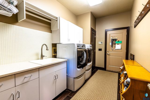 905 Ralph Rogers Rd Road, Sioux Falls, SD 57108
