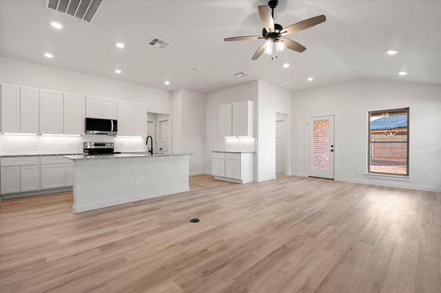 2417 Aberdeen Avenue, Wolfforth, TX 79382