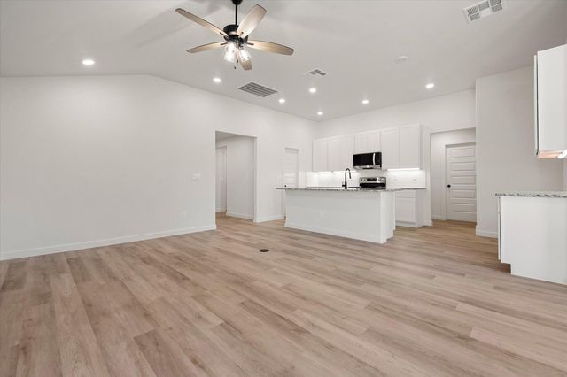 2417 Aberdeen Avenue, Wolfforth, TX 79382