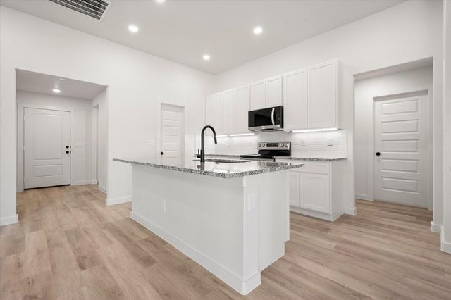 2417 Aberdeen Avenue, Wolfforth, TX 79382