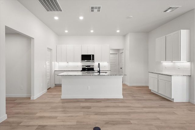 2417 Aberdeen Avenue, Wolfforth, TX 79382