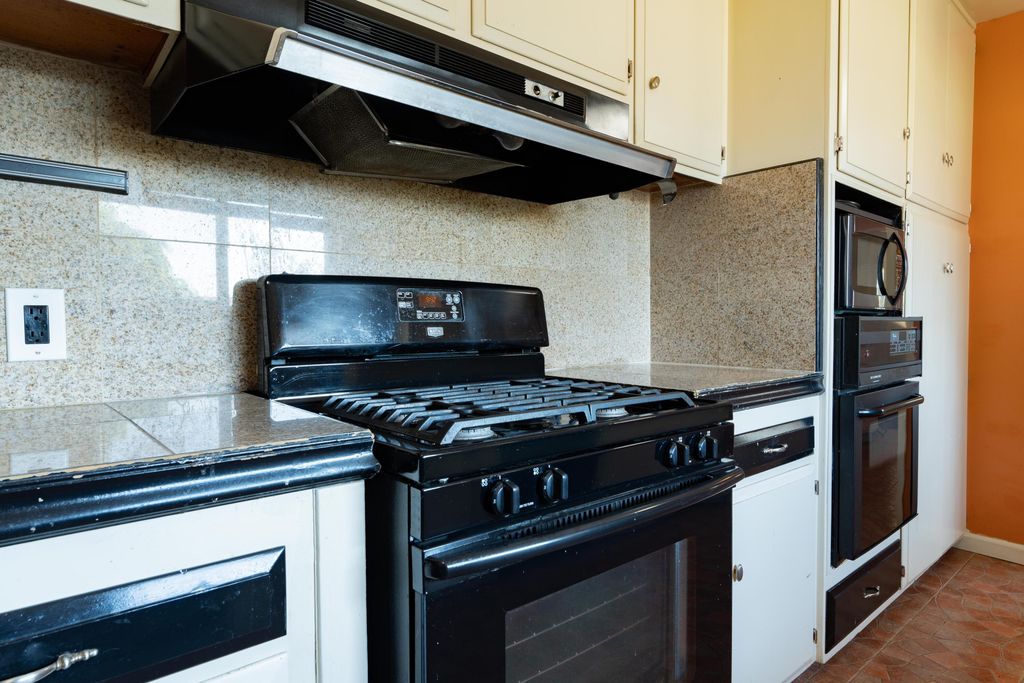 Image 14 of property listing at 1817 8th Avenue, Delano, CA 93215