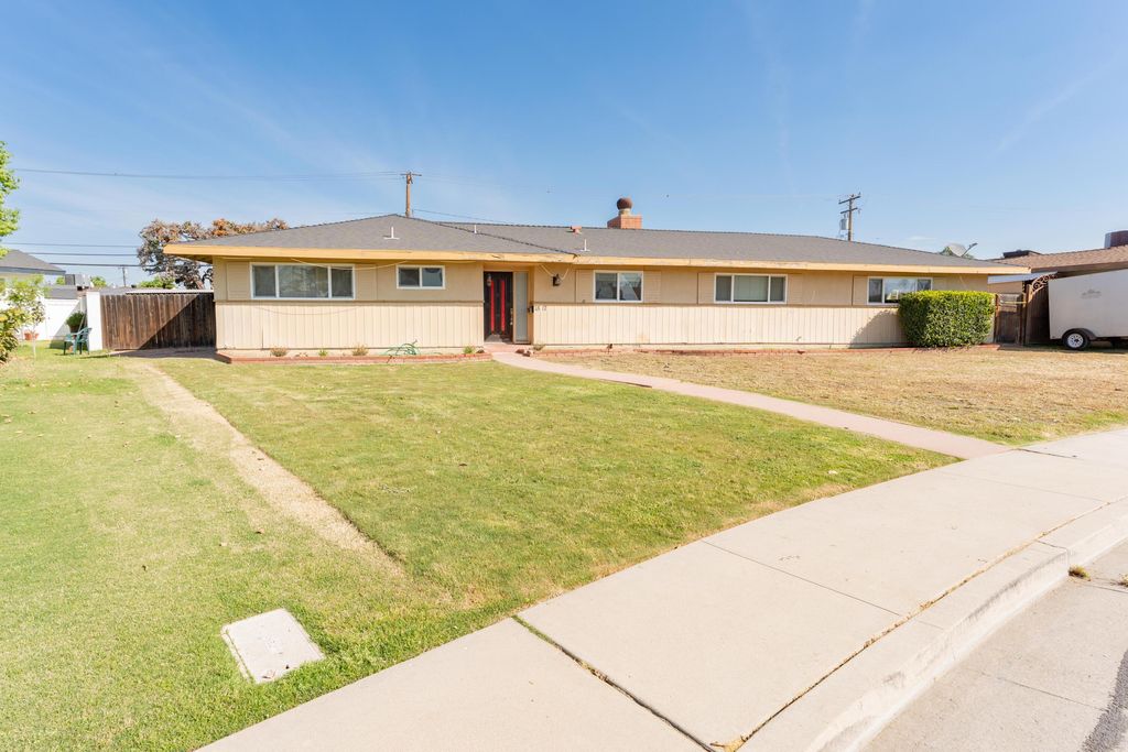 Image 3 of property listing at 1817 8th Avenue, Delano, CA 93215
