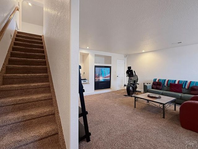 17 Redondo Ln, Pueblo, CO 81005