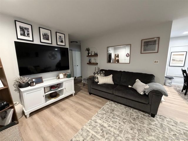 69 New Holland Village, Nanuet, NY 10954