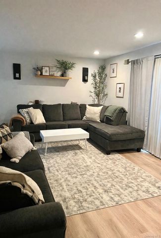 69 New Holland Village, Nanuet, NY 10954