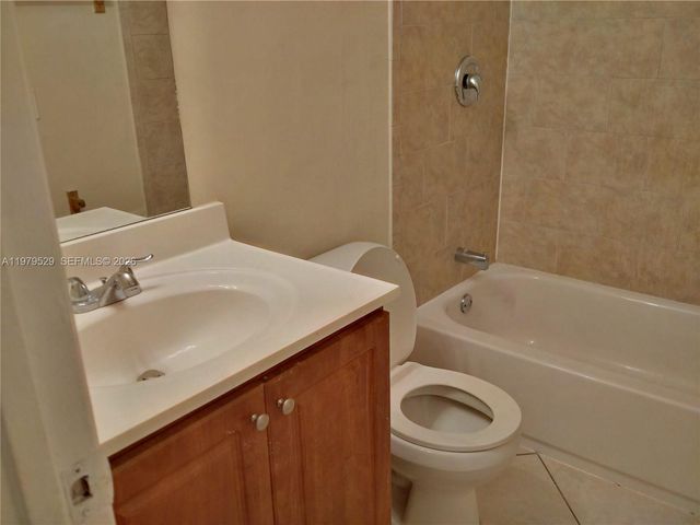 4160 NW 21st St 253-A, Lauderhill, FL 33313