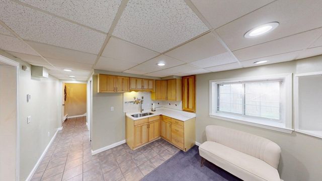 1 Jonathan Cir, Worcester, MA 01604