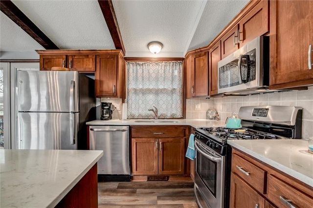 82 Beach Drive, Lake Tapawingo, MO 64015