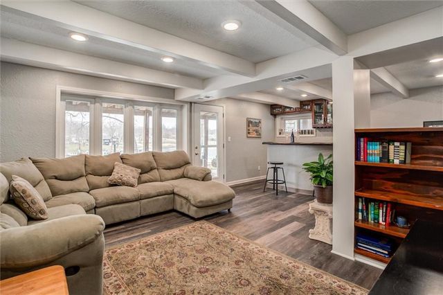 82 Beach Drive, Lake Tapawingo, MO 64015