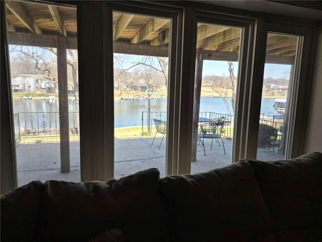 82 Beach Drive, Lake Tapawingo, MO 64015