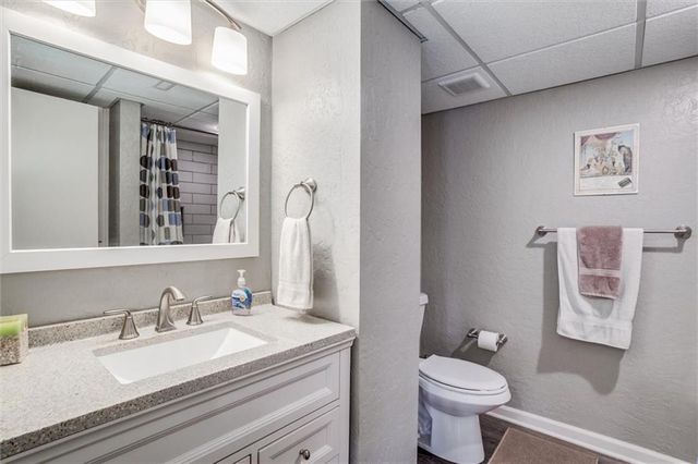 82 Beach Drive, Lake Tapawingo, MO 64015