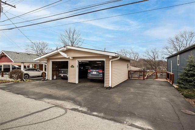 82 Beach Drive, Lake Tapawingo, MO 64015