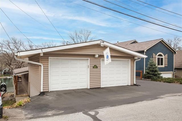 82 Beach Drive, Lake Tapawingo, MO 64015