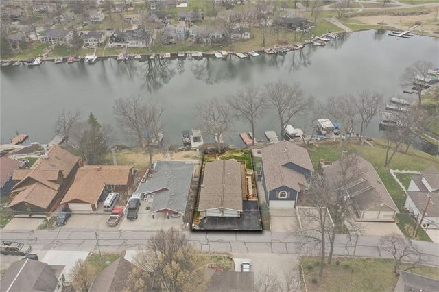 82 Beach Drive, Lake Tapawingo, MO 64015