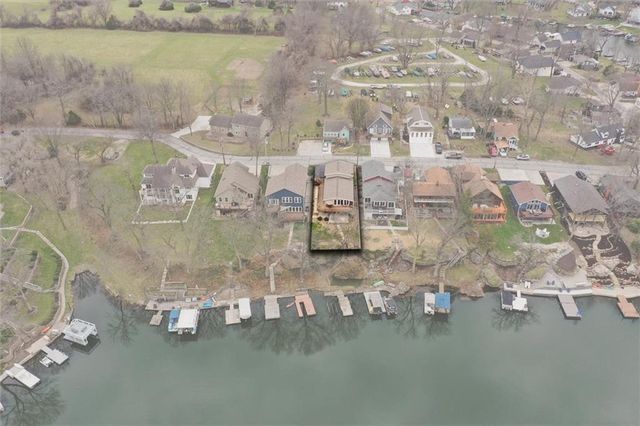 82 Beach Drive, Lake Tapawingo, MO 64015