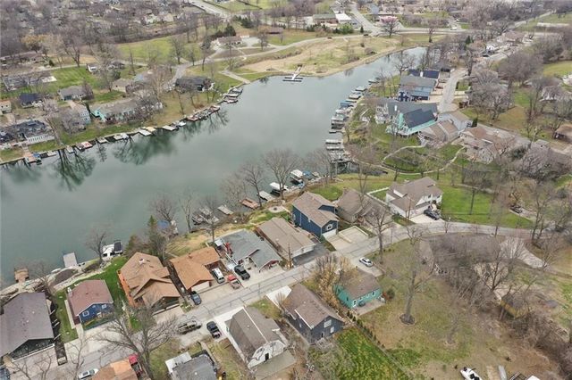 82 Beach Drive, Lake Tapawingo, MO 64015