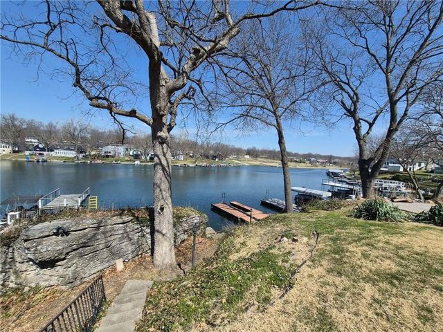 82 Beach Drive, Lake Tapawingo, MO 64015