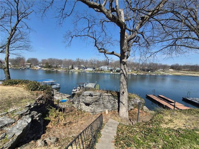 82 Beach Drive, Lake Tapawingo, MO 64015