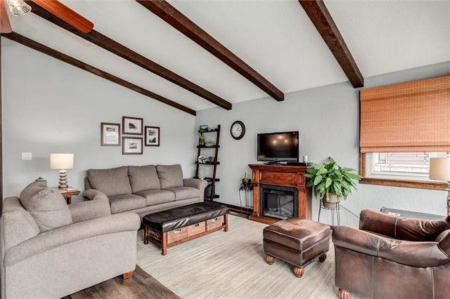 82 Beach Drive, Lake Tapawingo, MO 64015